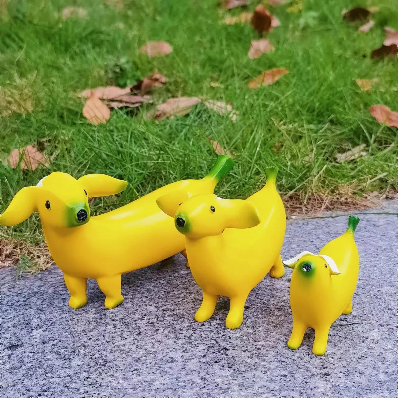 European Abstract Yellow Banana Dog Resin Craft Ornaments Art Animal Sculpture Banana Dog Living Room Countertop Decoration Gift